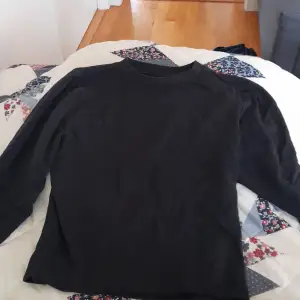 En svart långärmad tröja