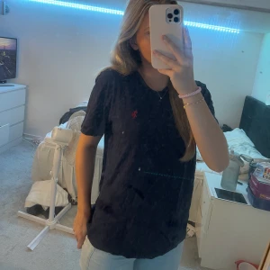 u.s. polo assn. t-shirt - suuuper fin mörkblå typ v-ringad t-shirt från u.s. polo assn. 💗💗 använt fåtal gånger så super bra kvalitet! passar allt från Xs-L skulle jag säga🫶🏼