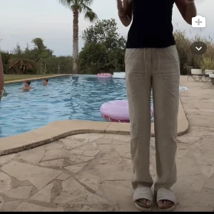 Linnebyxor  - Supersnygga linnebyxor från brln. Köpt för 700kr. Har en liten fläck i fram som knappt syns (är från gräs, skickar givetvis bild vid seriöst intresse).  Storlek S och är unisex! Jag är 168