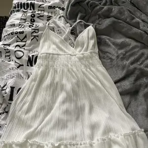 En helt ny klänning med lapp kvar från Gina tricot i storlek S