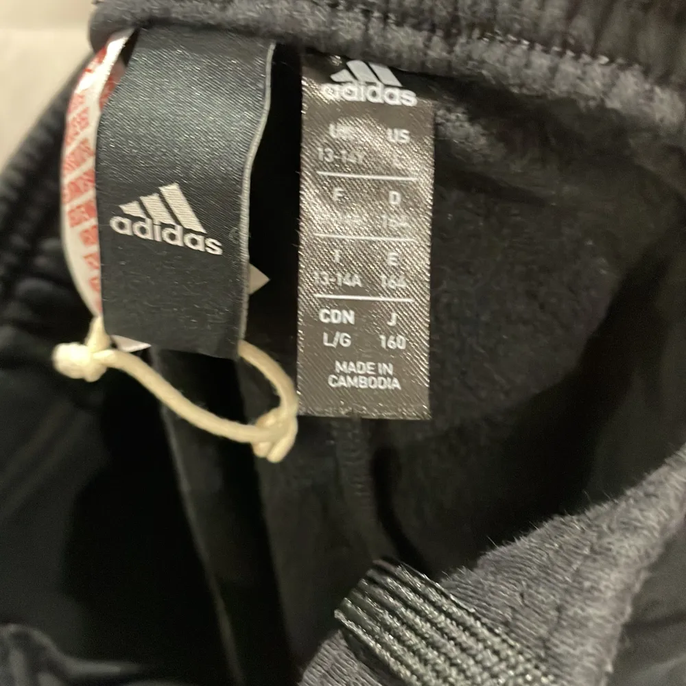 Adidas mjukisar, oanvända och säljs för 250kr då ordinarie pris är 600kr. Jeans & Byxor.