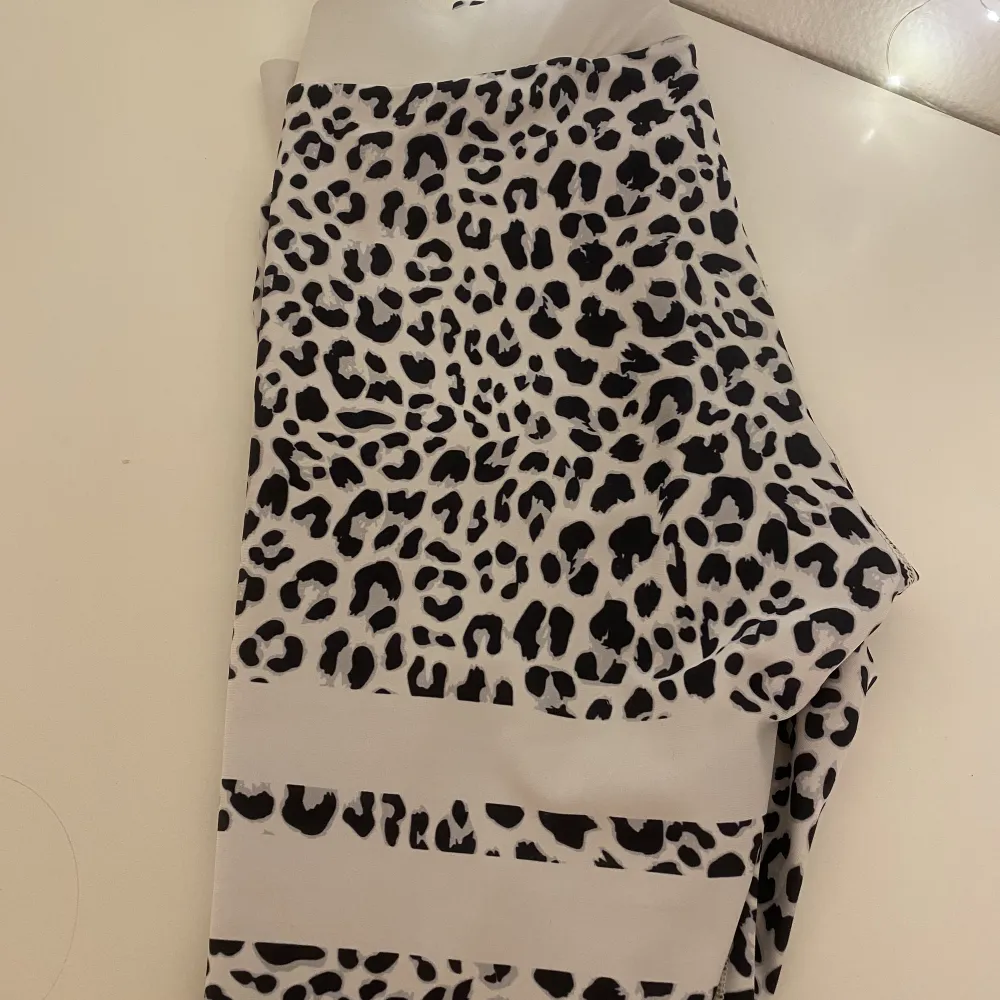 Säljer nu ett par super fina Stronger tights i leopard mönster, ett litet hål på baksidan (se bild) men annars superfina🩶 100kr + frakt (kan diskuteras)✨. Jeans & Byxor.
