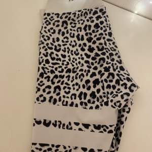 Säljer nu ett par super fina Stronger tights i leopard mönster, ett litet hål på baksidan (se bild) men annars superfina🩶 100kr + frakt (kan diskuteras)✨