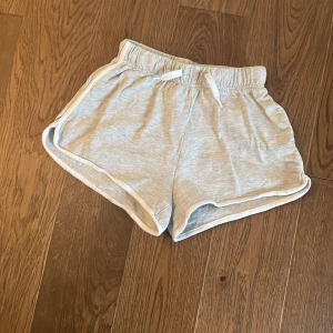Gråa shorts från H.M - Jag säljer gråa shorts från H.M 