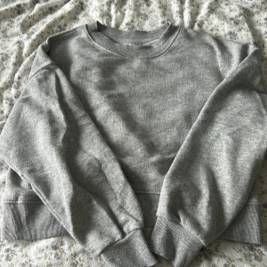 Sweatshirt  - Grå croppad sweatshirt från Pull&Bear. Bra skick 