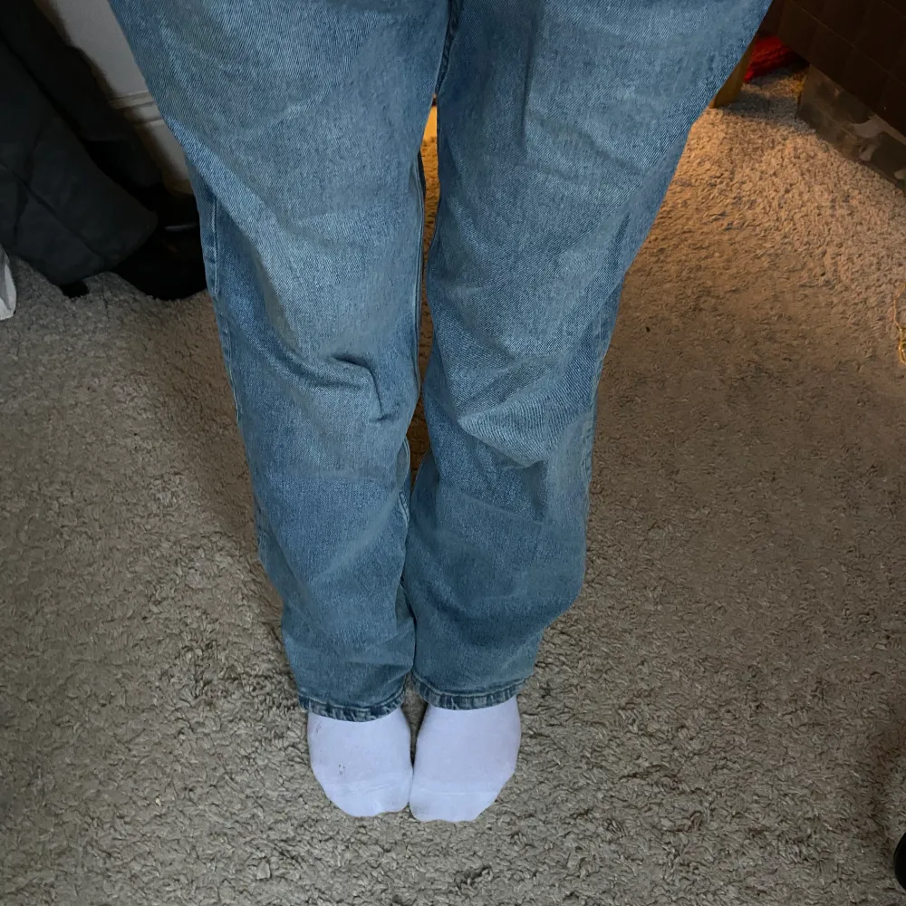 Blåa raka jeans . Jeans & Byxor.