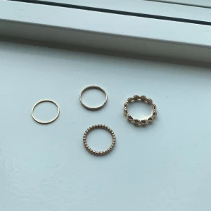 Smycken säljs - Guldringarna kan säljas var för sig eller tillsammans, gäller samma för silver örhängerna. Örhängerna är oandvända, säljs för 20 kr tillsammans, ringarna är andvända ett få tal gånger, säljs för 25 kr tillsammans. 80 kr för ALLT💘 Pris kan diskuteras❤️