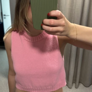 Rosa stickad topp💓 - Rosa stickad croppad topp från Zara! I storlek M men passar till Xs/S. 