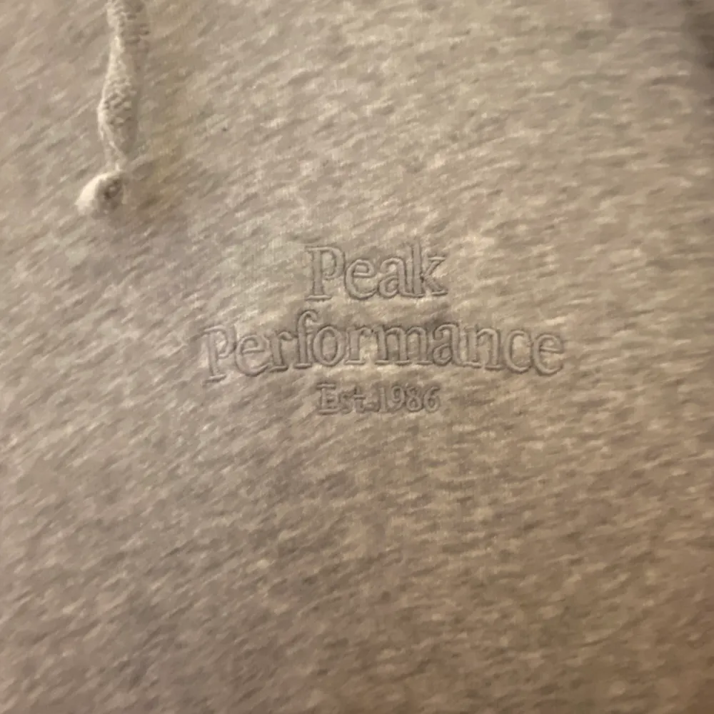 Ljus grå hoodie ifrån peak performance. Hoddien är använd en gång och är i strl L men passar mig som är M/S. Hoodien är lite tunnare så passar bra att träna i!. Hoodies.