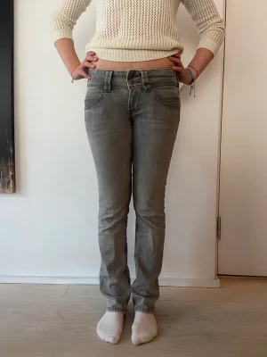 Jeans - Dessa super coola gråa lågmidjade jeansen passar till både vardag och helg. Jeansen sitter löst vid benen och är lågmidjade. 