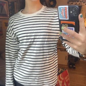 Randig stickad tröja  - Fin randig stickad tröja i bra skick, ända defekten är en liten kaffe fläck som du ser på andra bilden❤️