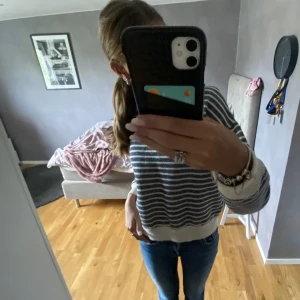 Randig tröja från zara  - En fin tjocktröjan från zara. Jag har knappt använt den pågrund av att den inte satt bra på mig. Nu hoppas jag att den kommer komma till användning av någon annan💕✨