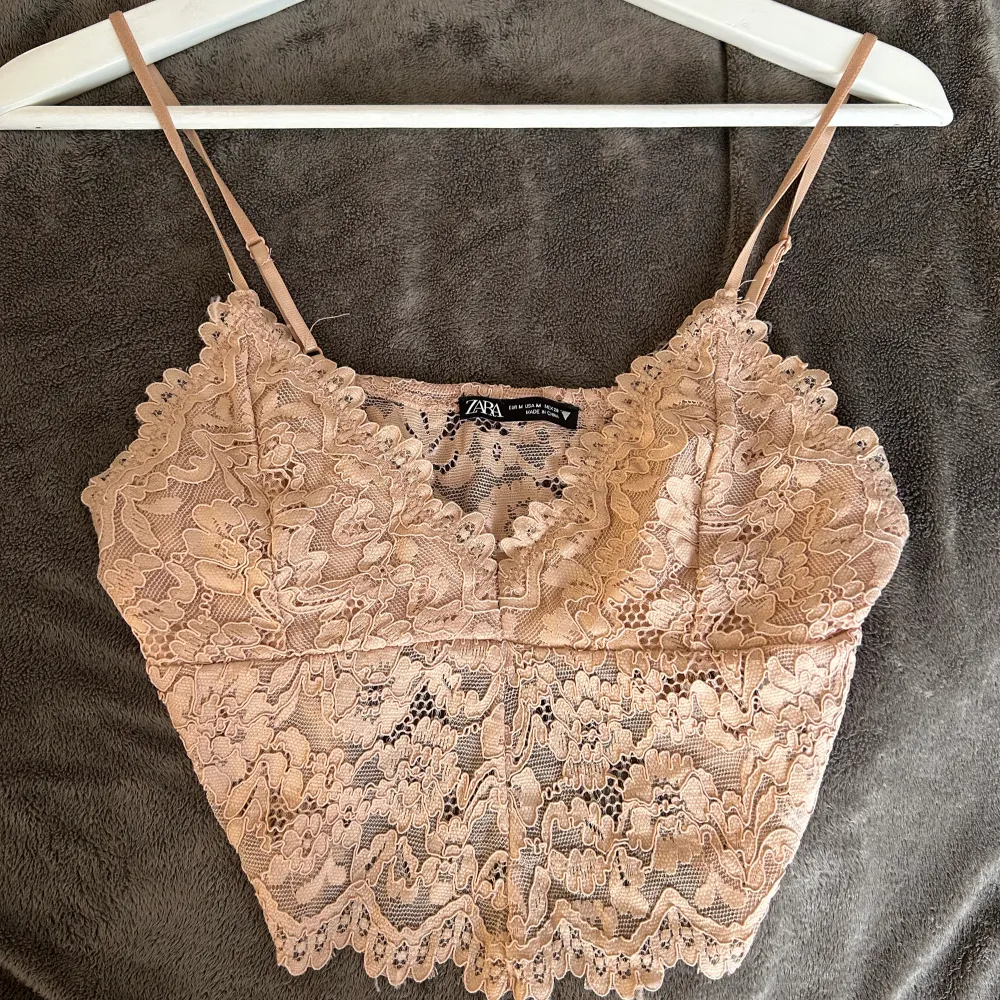 Söt rosa topp ifrån Zara i spets. Köpt för nått är sedan men helt oanvänd. Toppen är i storlek M men passar en S lika bra. Säljs för 80kr +frakt💓. Yläosat.
