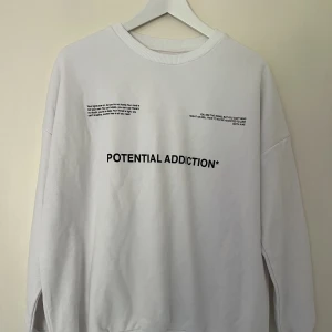Sweatshirt  - Jätteskön och snygg sweatshirt från sixth june. Stl S. Använd fåtal gånger. Nypris 599kr