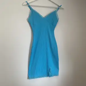 Blå ribbad klänning med spets köpt på bikbok aldrig använd. Ligger ute på flera sidor. 