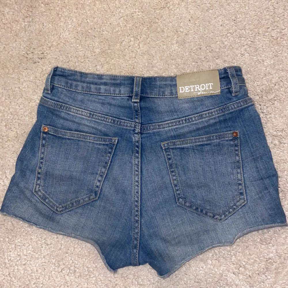 Skit snygga jeans shorts😍Ganska stor i storleken, andvända men i bra skick. Säljer pga att jag växt ur❤️. Shorts.