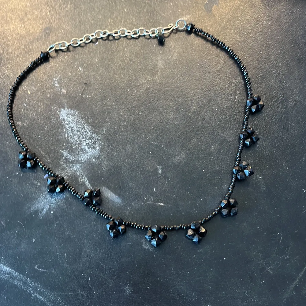Jättefint halsband helt svart med några svarta blommor på oxå, aldrig använd köptes i Frankrike i ngn secondhandbutik . Accessoarer.