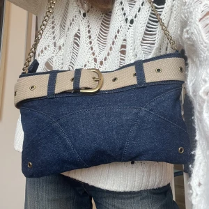 Unik brandy Melville väska - Gullig och cool handväska fr  brandy 😍använd en gång i nyskick! Säljer då jag har lite för många väskor 🥲