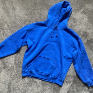 Bikbok hoodie - Säljer denna sjukt fina blåa bikbok hoodien i fint skick! 