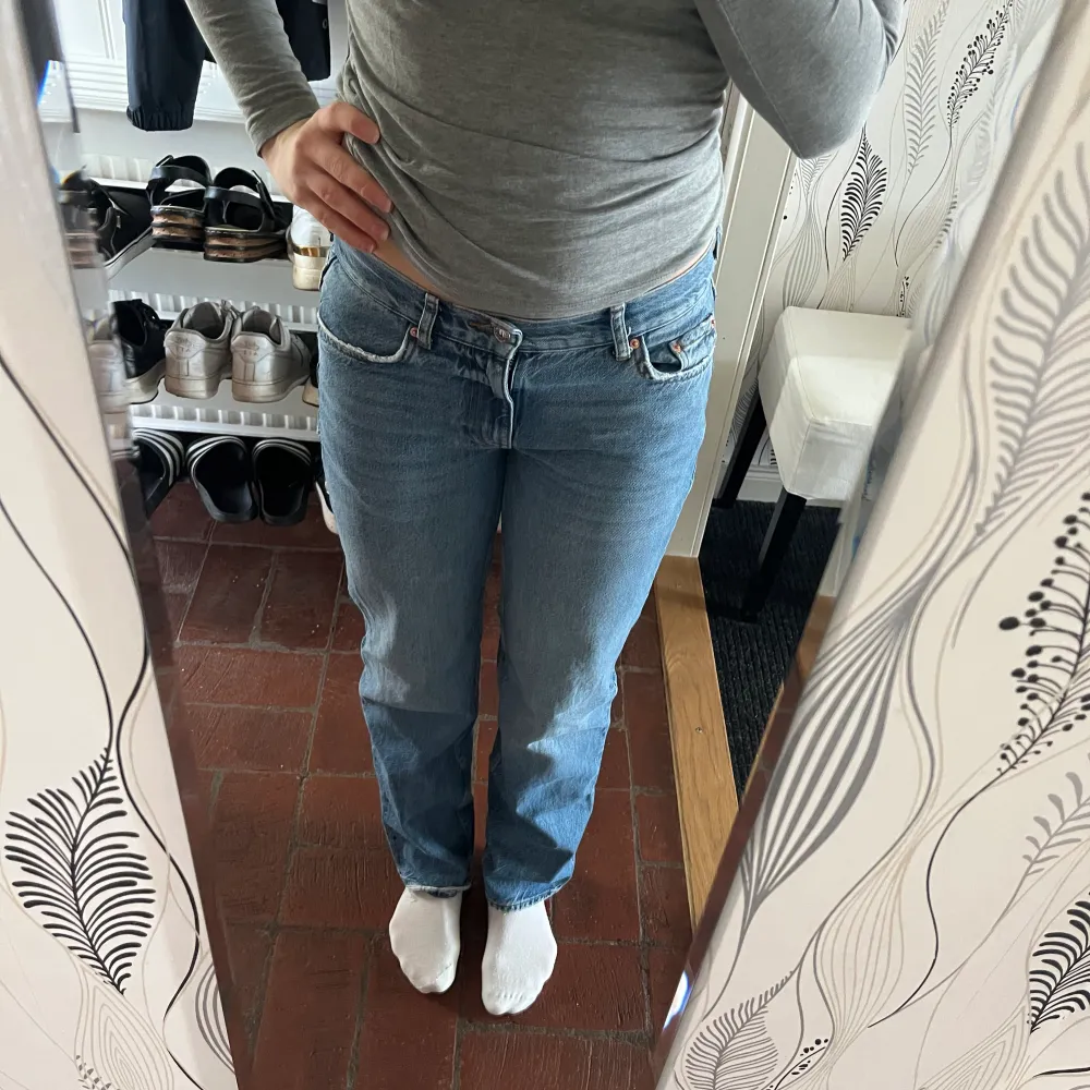 köpte från Gina förra året. och säljer dom nu då de inte va en byxa riktigt för mig. knappt använda, så byxan är typ som nya🩷. Jeans & Byxor.