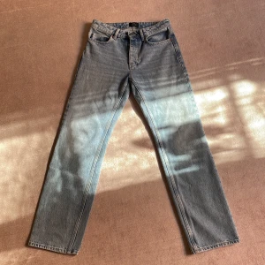 Neuw Liam Loose - Jeans  - Helt nya, använda en gång, säljer nu pga att dom är för små i midjan. Nypris från Åhléns är ca 1400 kr, hör av dig vid frågor :)