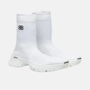 Balenciaga slip on sneakers - Storlek 40 men passar även för en som bär storlek 39. Endast använda nån gång.  Pris går att diskutera, skriv gärna för fler bilder:)  Original pris: 9000kr