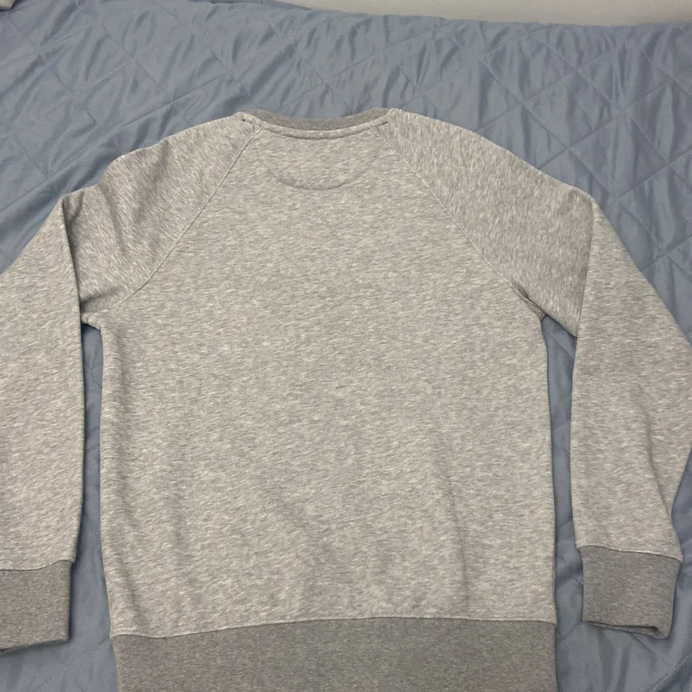 Helt ny, oanvänd Gant Shield Sweatshirt.  Aldrig använt, perfekt skick. Nypris: 1000kr Pris: 750kr. Tröjor & Koftor.