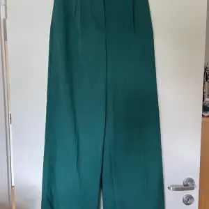 Smaragdgröna vida kostymbyxor