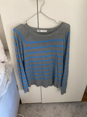 Zara topp - Säljer denna topp från zara som är i ett tunt skönt material. 