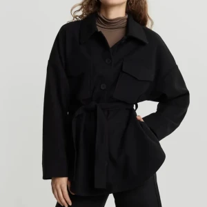 Svart kappa - Superfin svart kappa som går att knyta i midjan från Ginatricot, superfin! Strl xs passar också s