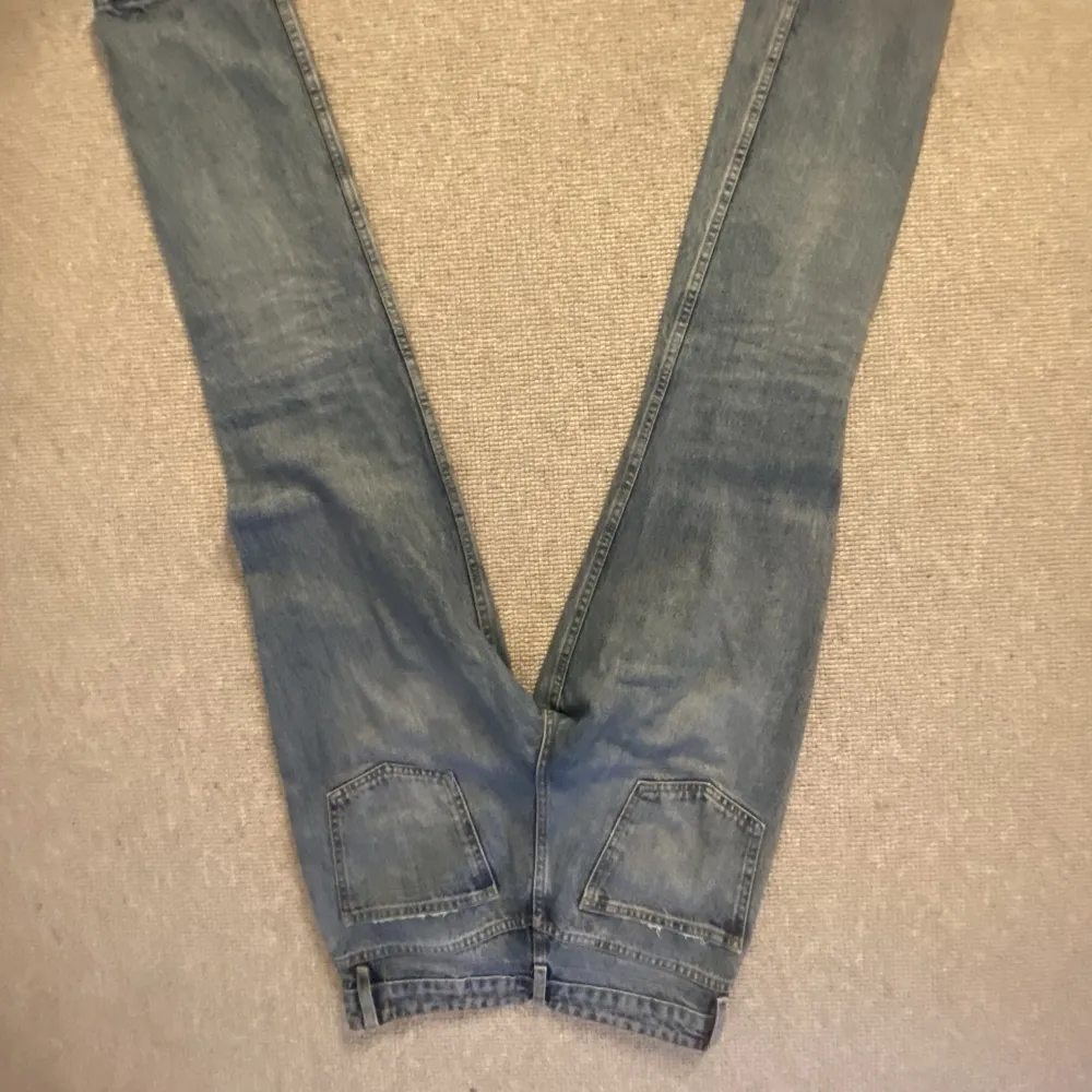 Blåa jeans från zara. Tror modellen är straight jeans, men är osäker. Säljer då dom inte längre kommer till användning.. Jeans & Byxor.