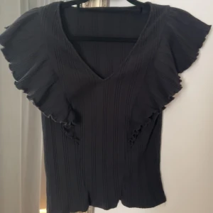 Tröja - Säljer denna tröjan, testade den i butik och kändes jätte bra, men den kom aldrig till användning. Köpte den för kanske drygt en månad sen. 