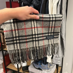Burberry halsduk - Burberry halsduk i utmärkt skick, 9/10 inga märken på användning. Passar både man och kvinna, nypris 4600 mitt pris 1000kr. Bara att skriva vid frågor eller funderingar! :) 