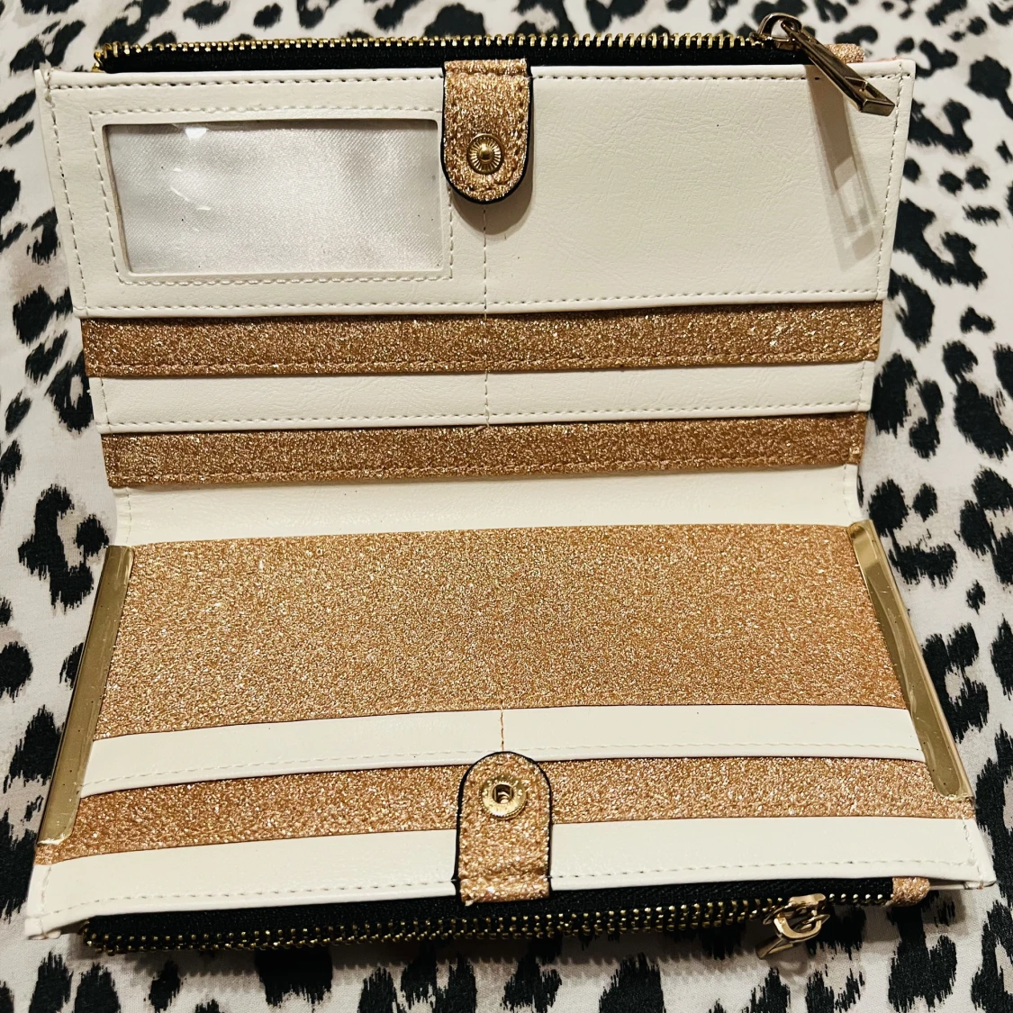 Dam plånbok från River island - 90