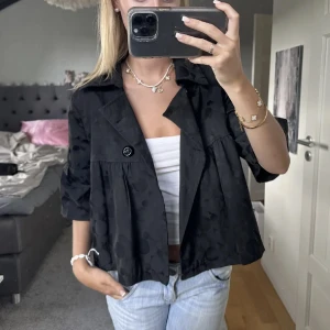 Kappa - Så sjukt snygg trekvartärmad kappa med lite volanger! Perfekt nu när hostar närmar sig❤️‍🔥