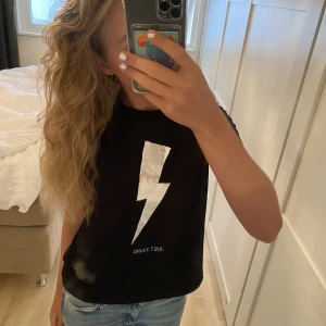 Zadig tröja  - Säljer denna coola Zadig tröja med en silvrig blixt på⚡️ Tveka inte på att fråga om bilder eller höra av dig om frågor!⚡️☺️💞
