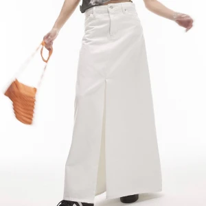 Vit lång maxi-jeanskjol - Från Topshop som är köpt via ASOS, helt oanvänd och alla lappar sitter kvar. Säljer pga för liten i storleken (har vanligtvis storlek 38 så skulle säga att denna är storlek 36) och returtiden hade gått ut, nypriset är 659 kr🫶🏼