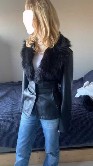 Suuuper snyggFrench Connection jacka - En jättefin jacka från det fina märket french connection. Jätte skön jätte snygg och bra kvalite är som ny,  använt ca 3 gånger så är som ny! Köpte för 1600kr på säljer nu för 800kr🖤😊💕 är storlek xs men funkar även som s!❤️‍🔥