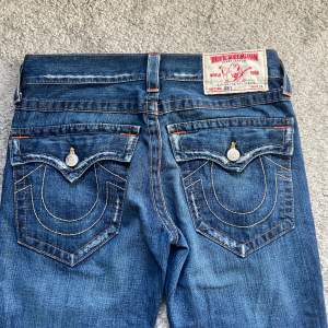 Jag säljer nu mina true religion jeans då jag råka köpa ett par som är förstora, dom passar min kompis som är sig 170lång