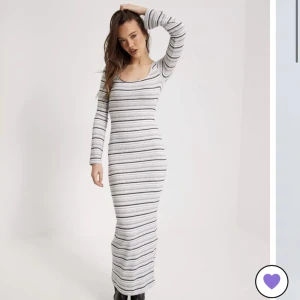 Nelly scooped long dress - Säljer denna klänningen då jag inte har användning för den längre. Endast använd en gång.