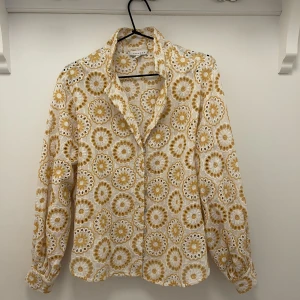 Skjorta - Härligt skjorta med blommor