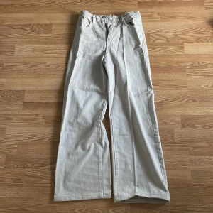 Säljer beiga jeans! - Nu säljer jag mina helt oanvända jeans i beige från Gina tricot! Storlek 32!