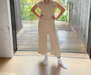 Randig dress från pomp de lux  -  En Dress som är jätteskön och är lite för kort för mig. Litte glittrig och kommer från pomp de lux. Det är i jätte bra skick❤️ 