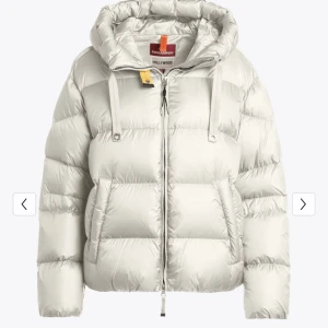Parajumpers Hollywood Tilly strl S/M - Säljer nu min Parajumpers Hollywood Tilly i storlek S. Säljer jackan då den börjar bli för kort i armarna på mig annars har jag varit väldigt nöjd med jackan!Nypris på jackan: 6000kr Finns en qr kod i jackan du kan scanna för att veta att jackan är äkta