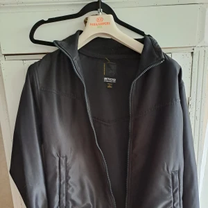 Jacka  - Höst och vår jacka i mycket fint skick.