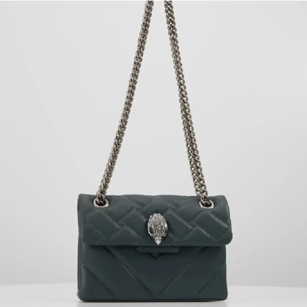 Säljer denna supersnygga gröna Kurt geiger väskan som inge kommer till användning! Är i väldigt bra skick💗. Väskor.