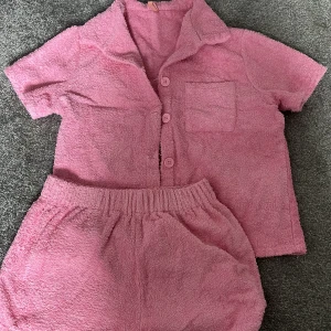 Frotté set  - Fint skick Kolla gärna in min profil då jag säljer av massa saker, paketpris kan ordnas☺️