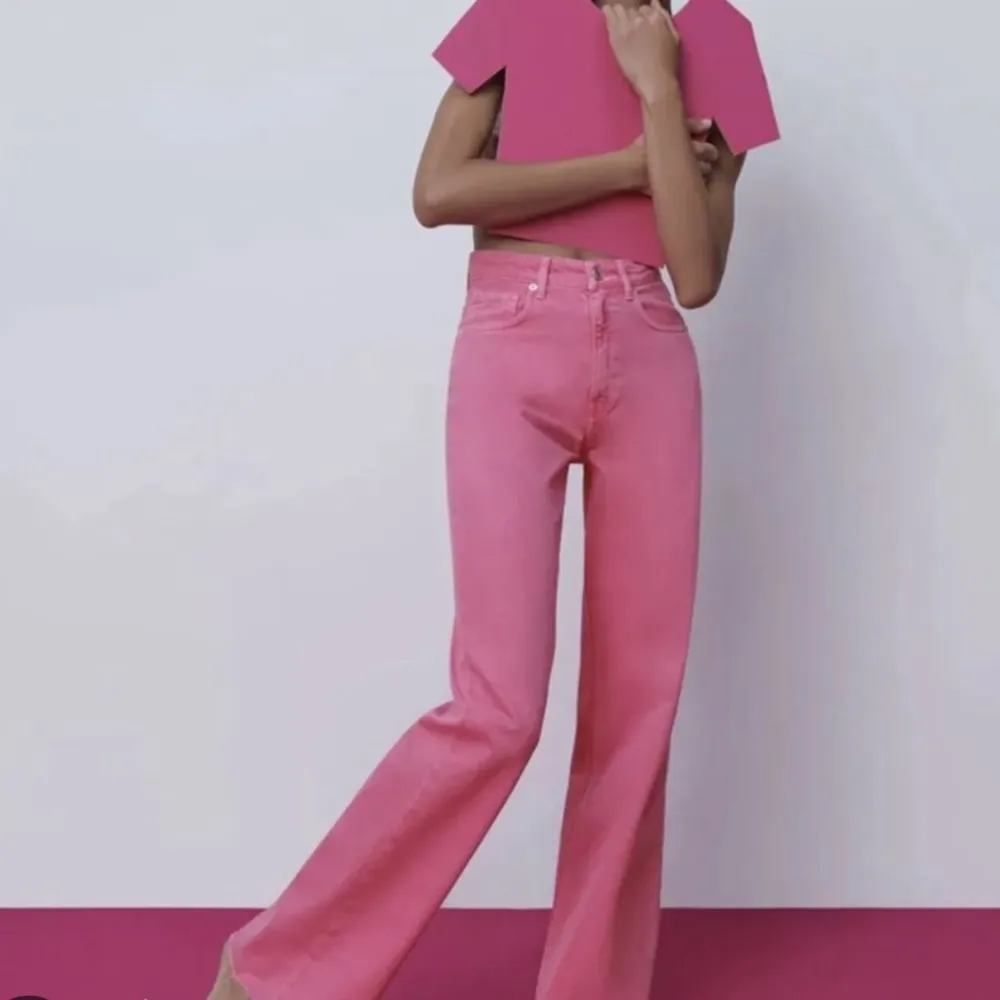 Ett par ursnygga rosa jeans från Zara. Strl 38. Använda endast två gånger. Helt slutsålda på hemsidan! 💗. Jeans & Byxor.