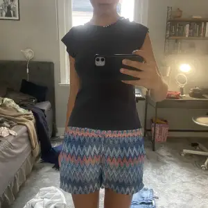 Super söta lågmidjade mjukisshorts med missoni mönster