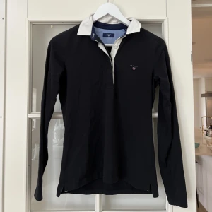 GANT långärmad piké - En långärmad piké från GANT som kommer garantera dig en underbart skönt material ⭐️i storlek XS men fortfarande en rymlig passform. Även snygg under tjockare tröja!Pris kan diskuteras. Alla kläder kommer självklart tvättas en extra gång innan leverans📦